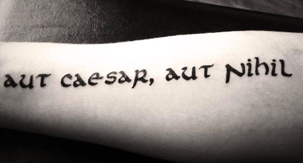 татуировка Aut caesar, aut nihil на латыни
