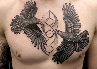 мужские тату на грудной клетке птицы