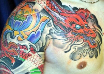 мужские тату на грудной клетке дракон