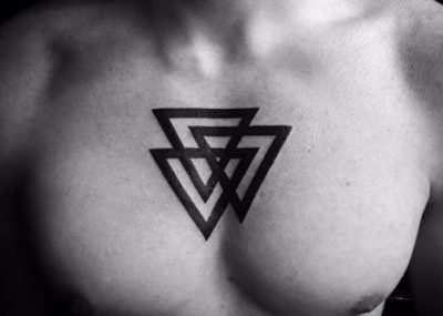 мужские тату на грудной клетке треугольники