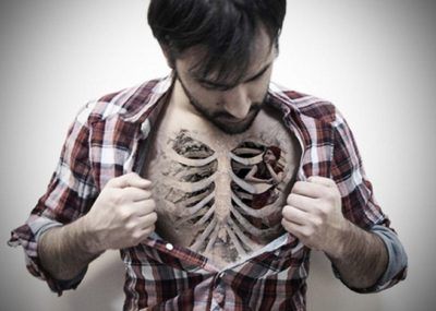 скелет мужские тату на грудной клетке