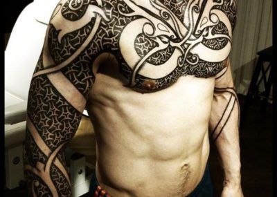 мужские тату на грудной клетке орнамент