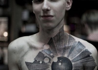 татуировка короны на груди