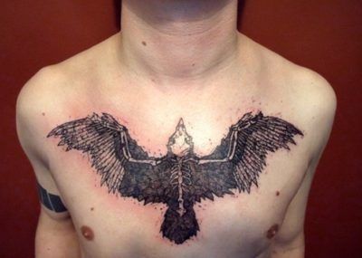 татуировка птицы на груди