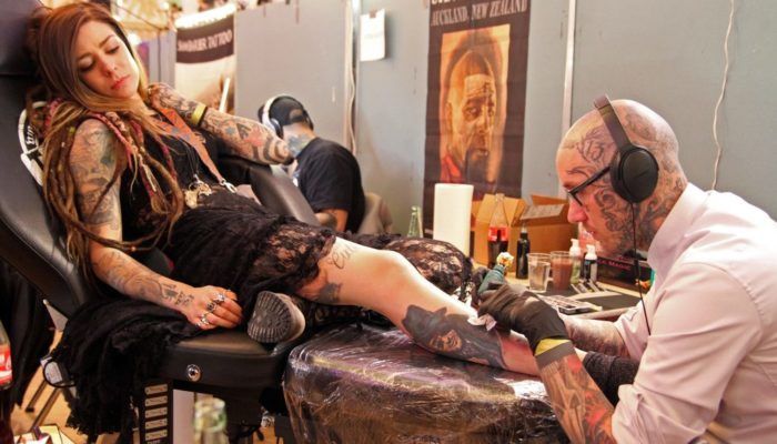Нанесение татуировки в салоне