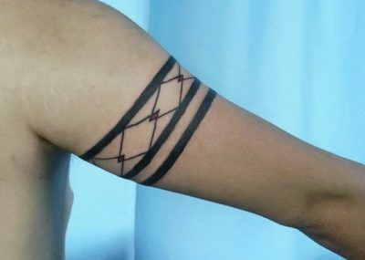 Татуировка браслет на руке