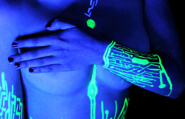 Тренд: ультрафиолетовые татуировки (30 фото)
