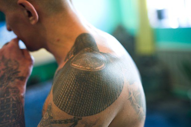 ЗК тату: эполетные татуировки и их значение
