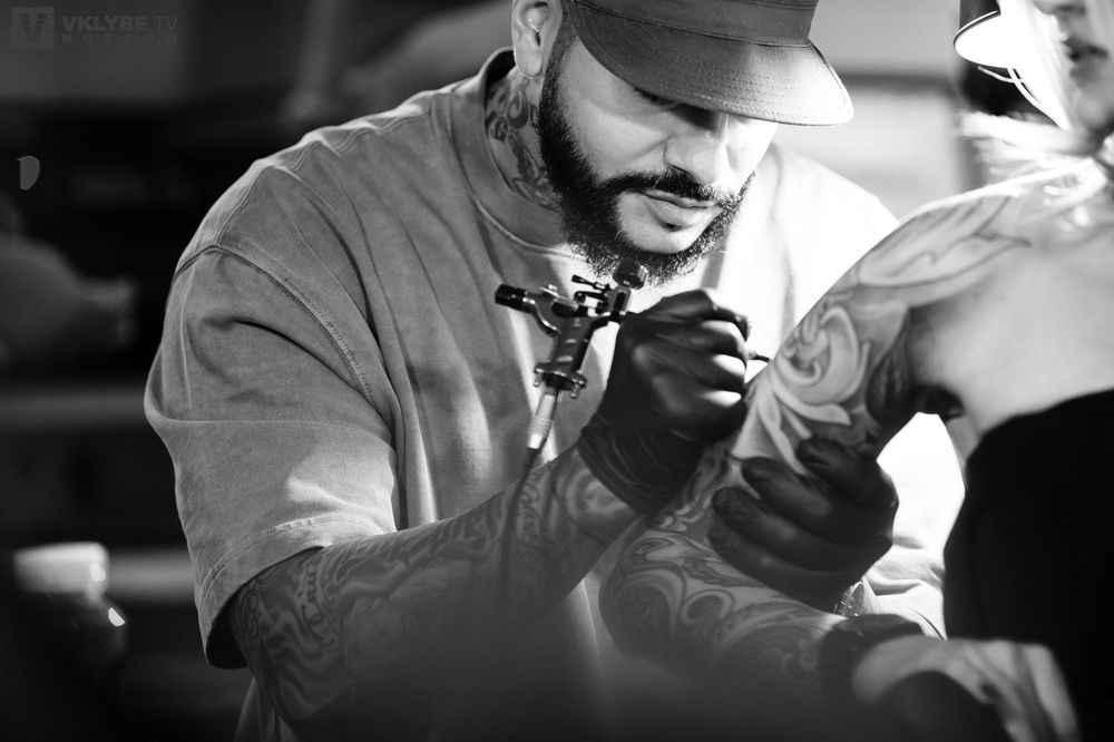 Тимати сделал татуировку мастеру своего салона