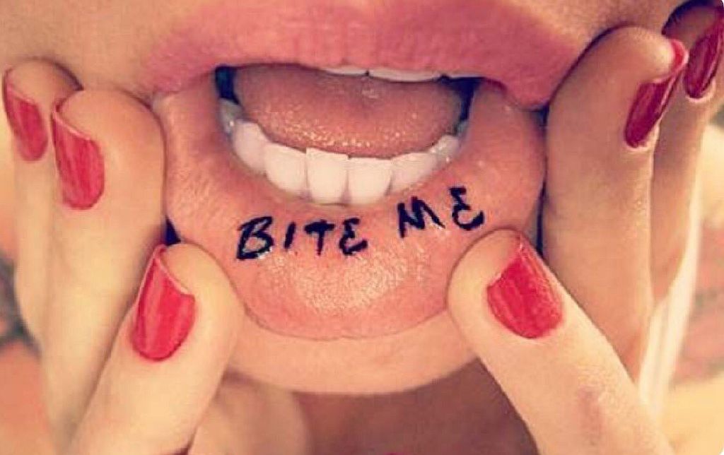 Тренд: татуировки на внутренней стороне губ (40 фото)