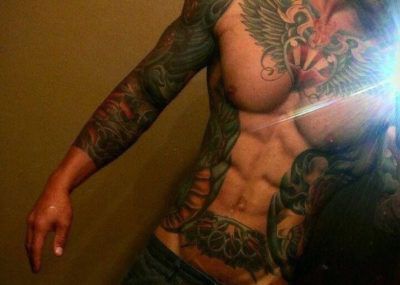 мужская татуировка на ребрах