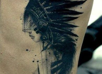 татуировка девушки на ребрах