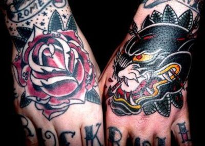 татуировка на кисти розы