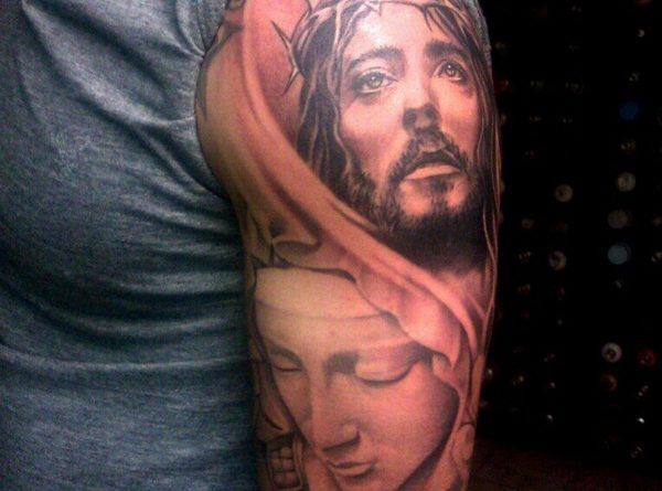 Тату с Иисусом на плече