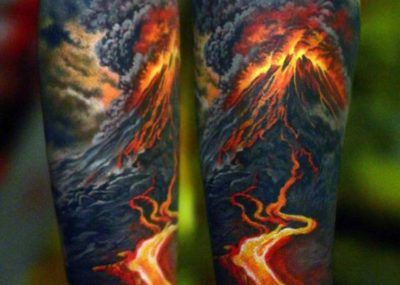 Тату на предплечье вулкан и лава