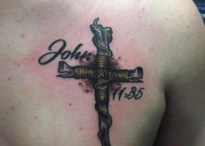 тату крест с надписью на груди