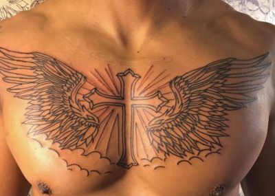 тату крест с крыльями на груди