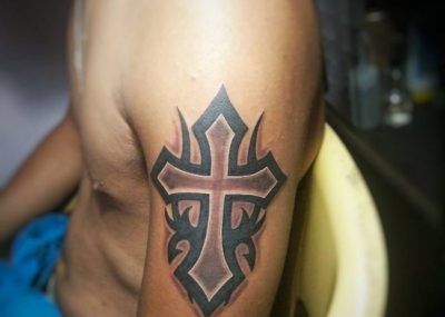 Татуировки креста на плече