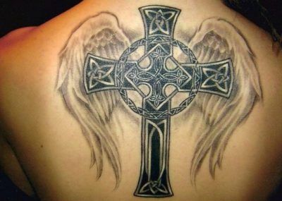 тату крест с крыльями на спине