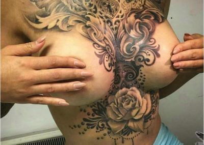 Сладенькая раздетая негритянка с татуировками на сиськах