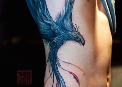 татуировка феникса на боку
