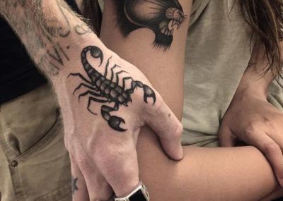 тату скорпион на пальцах