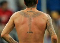татуировки Дэвида Бэкхема на спине