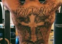 Льюис Хэмильтон татуировка на спине