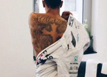 Льюис Хэмильтон татуировка на спине
