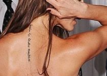 Татуировка Виктории Бэкхем на спине