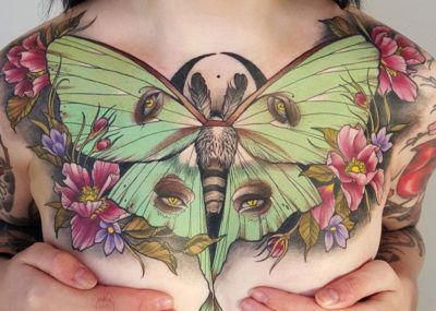 тату на груди для девушек бабочка