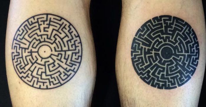 лабиринт татуировка на ноге