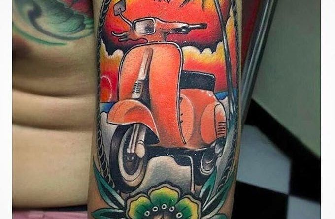 Татуировка мото скутер Веспа