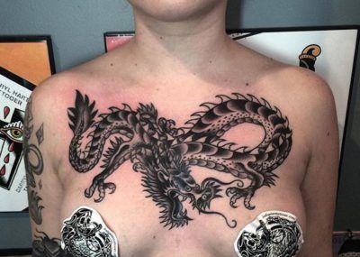 тату дракон на груди девушки