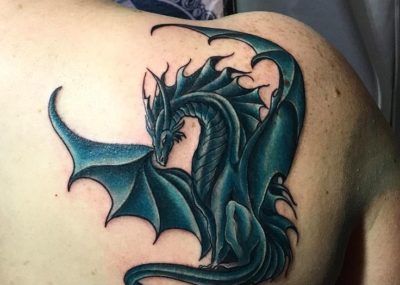тату дракон черный на плече