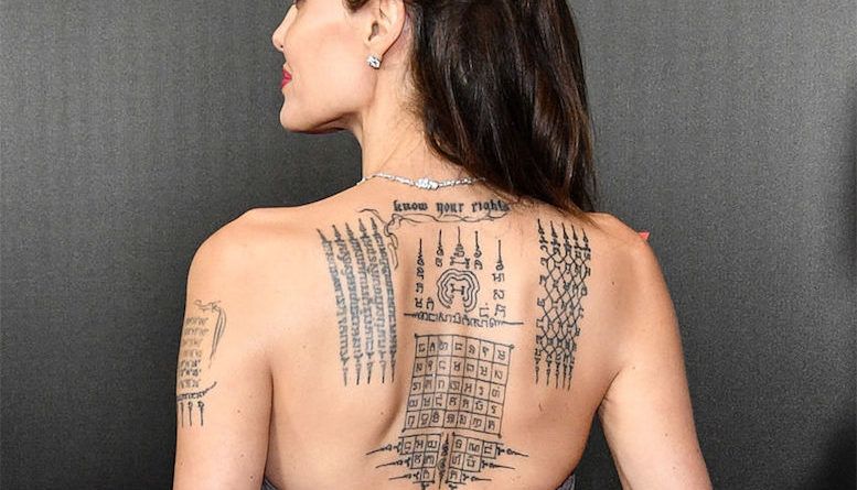 Анджелина Джоли показала татуировку на спине