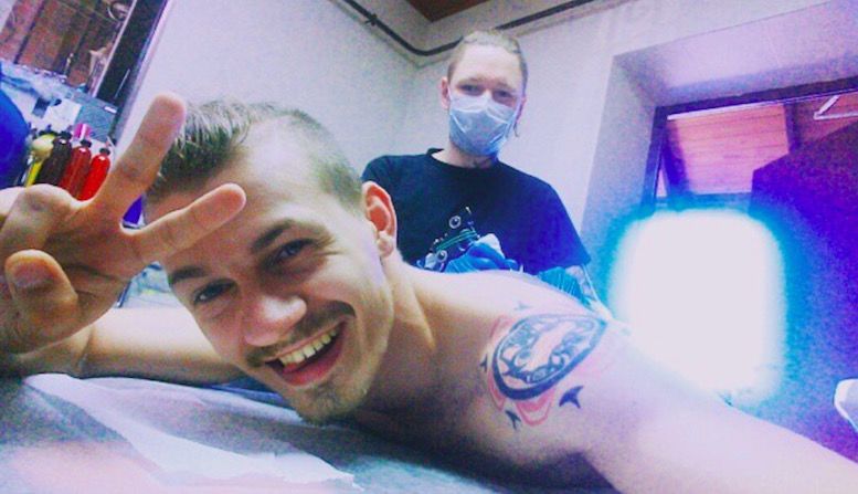 Дима Бончинче делал татуировку в несколько этапов у белорусского тату-мастера Егора Орлова. 