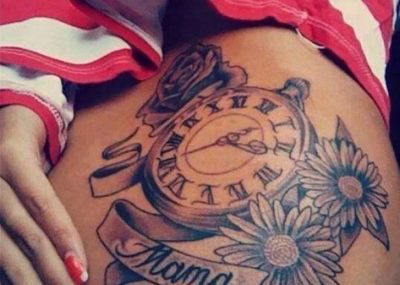 Тату цветы часы и надпись, татуировка о любви к маме фото