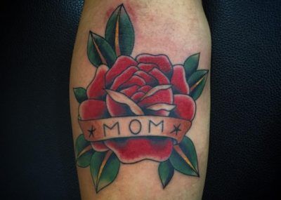 Роза красная. Тату цветы, сердце и надпись, татуировка о любви к маме фото