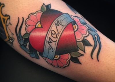 Тату цветы, сердце и надпись, татуировка о любви к маме фото