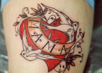 Красивая татуировка сердце ласточки мама любовь