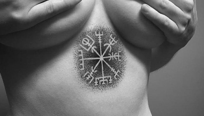 Считается, что руна, видимая во всех этих татуировках, действует как волшебный компас