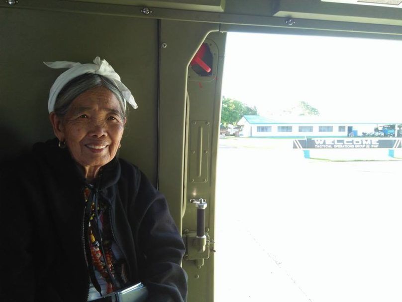 100-летняя женщина была доставлена с помощью Филиппинской армии и ВВС