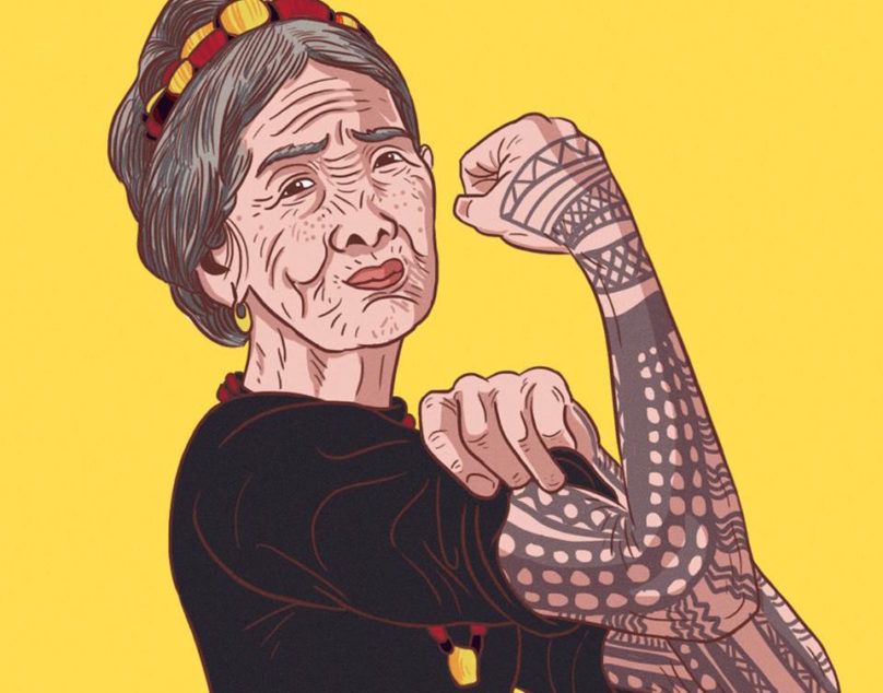 100-летняя татуировщица поработала на тату-шоу