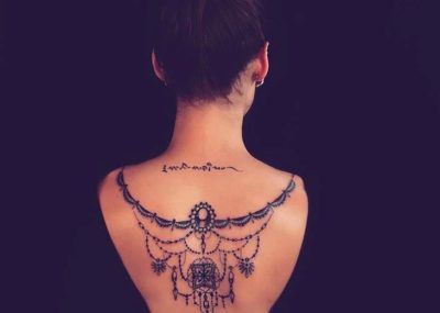 Татуировки в стиле Мехенди фото каталог тату для девушек спина