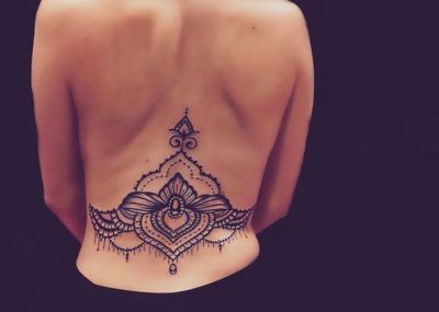 Татуировки в стиле Мехенди фото каталог тату для девушек спина