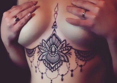 Татуировки в стиле Мехенди фото каталог тату для девушек под грудью