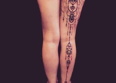 Татуировки в стиле Мехенди фото каталог тату для девушек на ногах