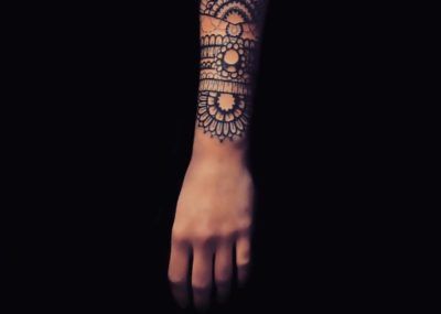 Татуировки в стиле Мехенди фото каталог тату для девушек