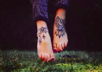 Татуировки в стиле Мехенди фото каталог тату для девушек на ноге
